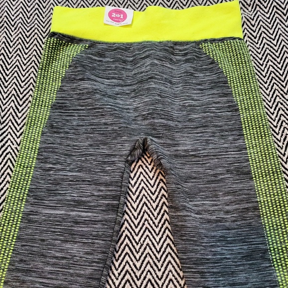 Top + Bottom Workout Outfit - Picture 3 of 4